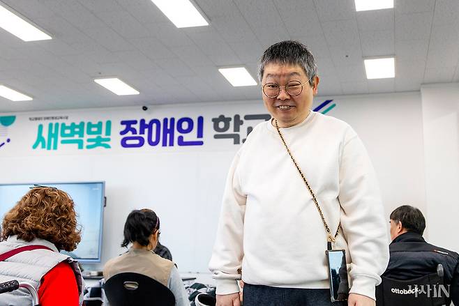 3월27일 오후 신승우 새벽빛장애인학교장이 인터뷰에 앞서 교실에서 포즈를 취하고 있다. ⓒ시사IN 신선영