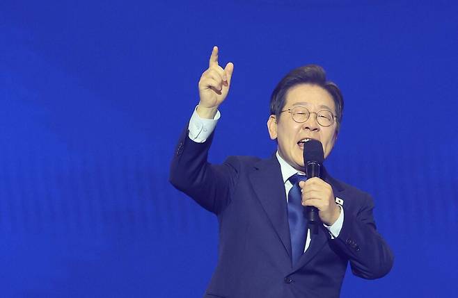 더불어민주당 대선 후보로 선출된&nbsp;이재명&nbsp;후보가 4월27일 경기 고양시 킨텍스에서 열린 '제21대 대통령선거 후보자 선출을 위한 수도권·강원·제주 경선 및 최종 후보자 선출 대회'에서 수락 연설을 하고 있다.&nbsp;ⓒ국회사진기자단