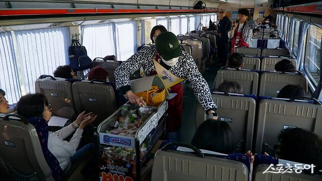 ‘충남 레트로 낭만 열차’ 이용객에게 제공하는 추억의 간식거리. 구운달걀과 그 시절 캬라멜 등 과거 기차여행의 기억을 떠올리게 하는 먹거리들이다            충남｜김재범 기자 oldfield@donga.com