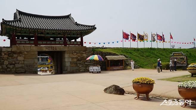 서산 해미읍성의 내부. 면적은 약 20만㎡에 달하는 해미읍성은 고창읍성, 낙안읍성과 함께 우리나라 3대 읍성으로 꼽힌다         충남｜김재범 기자 oldfield@donga.com