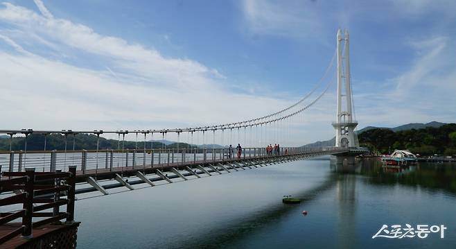파란 하늘, 수면의 반영과 어우러진 예산 예당호 출렁다리. 폭 5m, 길이 402m의 국내 최장 출렁다리로 예산 여행의 필수 방문코스다 충남|김재범 기자 oldfield@donga.com