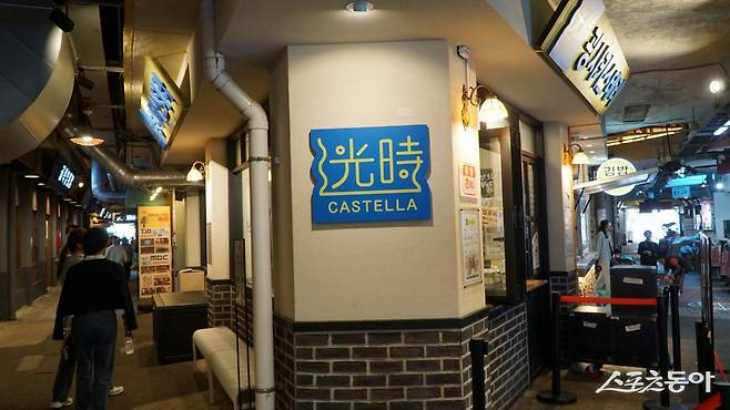 예산시장 내부. 1926년 문을 100년 가까운 역사의 전통시장으로 최근 내부를 리모델링했는데 60년 전통 국밥, 선봉국수, 백술상회, 사과당, 광시카스테라, 낙원약과 등 다양한 먹거리가 인기다       충남｜김재범 기자 oldfield@donga.com