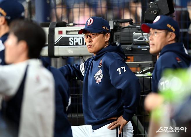 이승엽 두산 감독(가운데)은 곽빈, 홍건희가 빠진 가운데 최승용, 홍민규가 마운드를 지탱해줬다고 칭찬했다. 곽빈, 홍건희가 돌아올 때까진 영건들을 앞세워 좀 더 버텨내겠다는 의지다. 스포츠동아DB