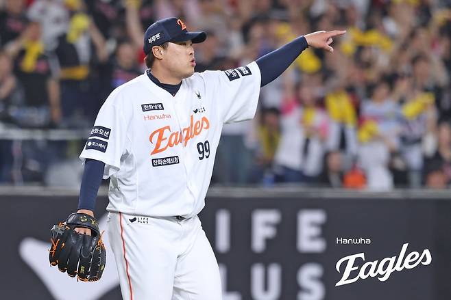 한화 류현진이 지난달 30일 대전 LG전에서 야수들에게 손짓하고 있다. 한화 이글스 제공