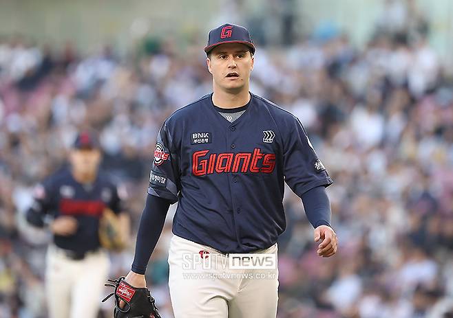 ▲ 롯데 터커 데이비슨은 1일 고척 키움전에서 7이닝 6탈삼진 무실점으로 시즌 4승째를 챙겼다. 최근 4경기에서 전부 승리투수가 됐다. ⓒ곽혜미 기자