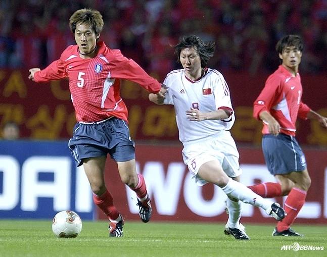 김남일(왼쪽)과 몸싸움을 벌이는 리톄(가운데). /AFPBBNews=뉴스1