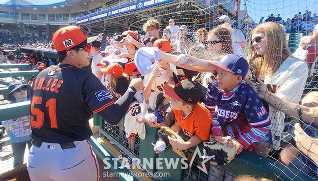올 시즌을 앞두고 시범경기에서 이정후(왼쪽)에게 수많은 팬들이 사인 요청을 하고 있다. /사진=김진경 대기자
