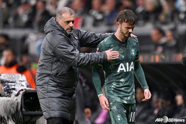 앙제 포스테코글루(왼쪽) 토트넘 홋스퍼 감독이 제임스 매디슨을 다독이고 있다. /AFPBBNews=뉴스1