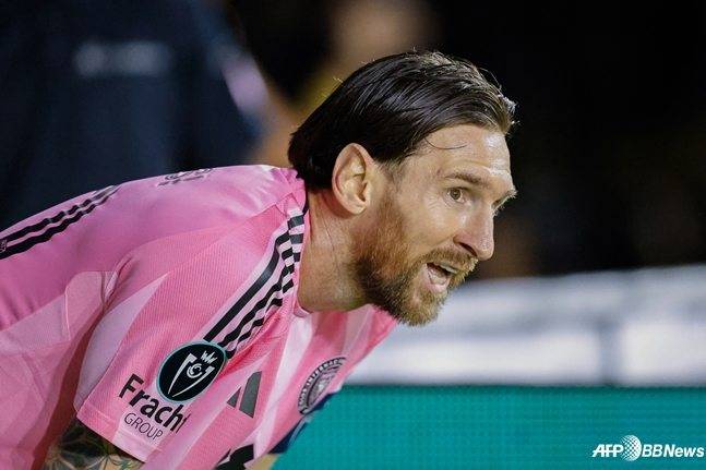 리오넬 메시가 기회를 놓친 뒤 아쉬워하고 있다. /AFPBBNews=뉴스1