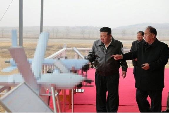 북한 조선노동당 기관지‘노동신문’은 김정은국무위원장(왼쪽)이 3월25~26일 ‘무인정찰및 자폭공격형 무인기’성능시험을 참관했다고3월 27일 보도했다. 뉴스1