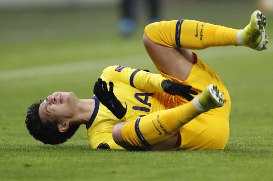 토트넘 홋스퍼는 30일(한국시간) 구단 공식 홈페이지를 통해 클럽 주장 손흥민이 5월 2일 오전 4시 영국 런던에 위치한 토트넘 홋스퍼 스타디움에서 열리는 FK보되글림트(노르웨이)와의 2024-25시즌 유럽축구연맹(UEFA) 유로파리그 준결승 1차전에 출전하지 못하게 됐다고 발표했다. 경기 전 토트넘 사령탑 안지 포스테코글루 감독은 최근 발 부상에서 회복 중인 손흥민이 훈련을 받고 있지만 팀에서 떨어진 상태이기에 결장을 예고했다. 연합뉴스