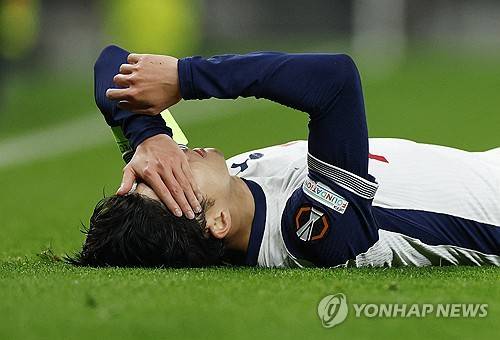 토트넘 홋스퍼는 30일(한국시간) 구단 공식 홈페이지를 통해 클럽 주장 손흥민이 5월 2일 오전 4시 영국 런던에 위치한 토트넘 홋스퍼 스타디움에서 열리는 FK보되글림트(노르웨이)와의 2024-25시즌 유럽축구연맹(UEFA) 유로파리그 준결승 1차전에 출전하지 못하게 됐다고 발표했다. 경기 전 토트넘 사령탑 안지 포스테코글루 감독은 최근 발 부상에서 회복 중인 손흥민이 훈련을 받고 있지만 팀에서 떨어진 상태이기에 결장을 예고했다. 연합뉴스