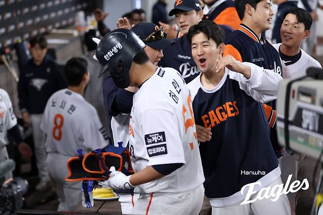 한화 포수 허인서(왼쪽)는 30일 대전한화생명볼파크에서 열린 '2025 신한 SOL Bank KBO 리그' LG와 정규시즌 다섯 번째 맞대결에서 8회말 대타로 교체 출전했다. 1타점 2루타로 적시타를 쳐내며 생애 첫 타점을 올렸다. 한화 이글스