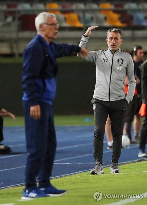 이라크 매체 '알라비아스포츠'가 1일(한국시간) 후세인 아무타 감독과 협상이 결렬된 뒤, 이라크축구협회가 엑토르 쿠페르를 포함해 헬리오 수자, 틴틴 마르케스 로페스 감독을 차기 축구 국가대표팀 감독 후보로 두고 있다고 보도했다.&nbsp;  이어 현지에서는 엑토르 쿠페르 감독과 먼저 이라크축구협회가 줌 미팅을 가졌다는 보도가 나오면서 쿠페르 감독이 1순위 후보로 거론되고 있다.&nbsp;연합뉴스