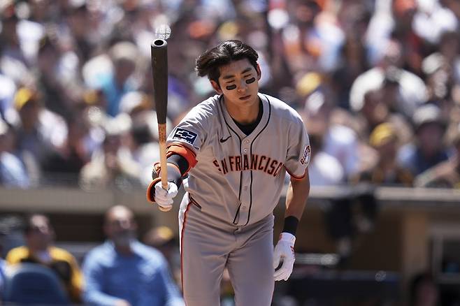 샌프란시스코 자이언츠 이정후가 1일 샌디에이고 파드리스전에서 타격 후 아쉬워하고 있다. AP 연합뉴스