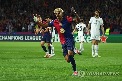 바르셀로나와 인터 밀란이 1일(한국시간) 스페인 바르셀로나에 있는 에스타디 올림픽 류이스 콤파니스에서 열린 2024-2025시즌 유럽축구연맹(UEFA) 챔피언스리그 4강 1차전에서 난타전 끝에 3-3 무승부를 거뒀다.&nbsp;연합뉴스