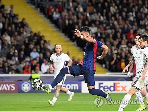 바르셀로나와 인터 밀란이 1일(한국시간) 스페인 바르셀로나에 있는 에스타디 올림픽 류이스 콤파니스에서 열린 2024-2025시즌 유럽축구연맹(UEFA) 챔피언스리그 4강 1차전에서 난타전 끝에 3-3 무승부를 거뒀다.&nbsp;연합뉴스