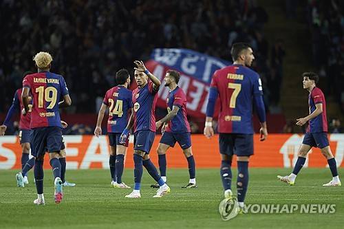 바르셀로나와 인터 밀란이 1일(한국시간) 스페인 바르셀로나에 있는 에스타디 올림픽 류이스 콤파니스에서 열린 2024-2025시즌 유럽축구연맹(UEFA) 챔피언스리그 4강 1차전에서 난타전 끝에 3-3 무승부를 거뒀다.&nbsp;연합뉴스