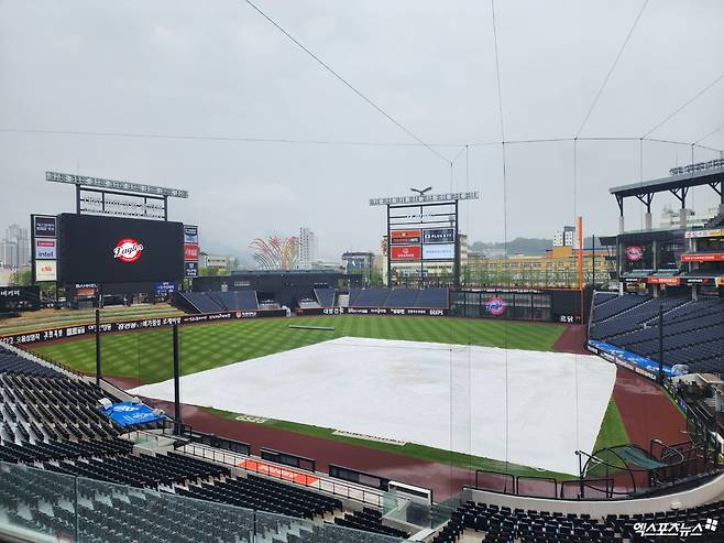 한화와 LG는 1일 대전한화생명볼파크에서 '2025 신한 SOL Bank KBO 리그' 정규시즌 여섯 번째 맞대결을 펼칠 예정이다. 현재 많은 양의 비가 그라운드를 적시고 있다. 대전, 박정현 기자