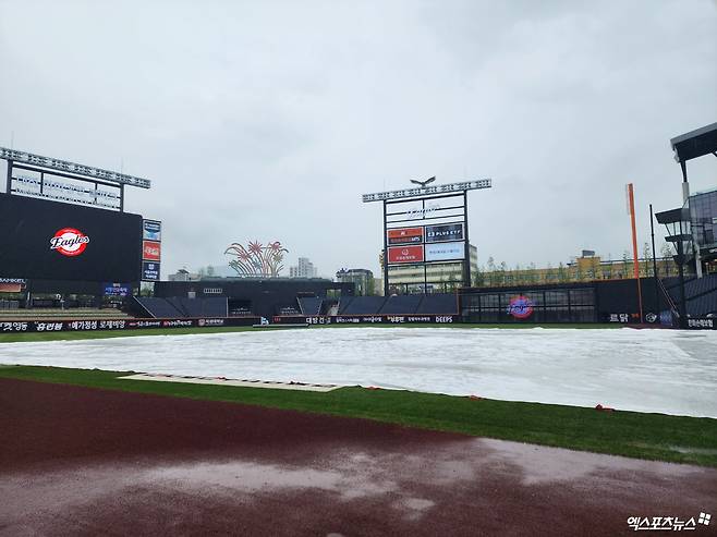 한화와 LG는 1일 대전한화생명볼파크에서 '2025 신한 SOL Bank KBO 리그' 정규시즌 여섯 번째 맞대결을 펼칠 예정이다. 현재 많은 양의 비가 그라운드를 적시고 있다. 대전, 박정현 기자