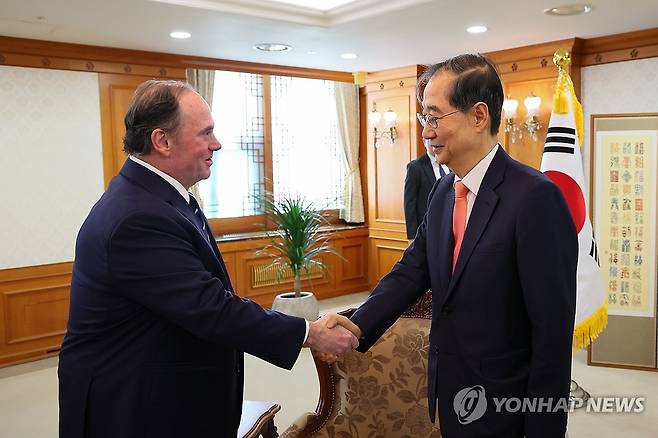 한덕수 권한대행, 존 펠란 미 해군성 장관 접견 (서울=연합뉴스) 홍해인 기자 = 한덕수 대통령 권한대행 국무총리가 30일 정부서울청사에서 방한 중인 존 펠란 미 해군장관을 만나 악수하고 있다. 2025.4.30 [국무총리실 제공. 재판매 및 DB 금지] hihong@yna.co.kr
