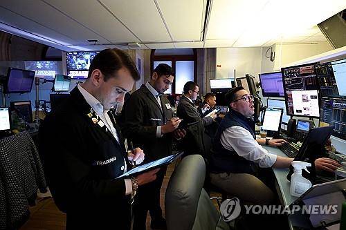 뉴욕 증권거래소의 트레이더 [뉴욕=로이터 연합뉴스. 재판매 및 DB 금지]