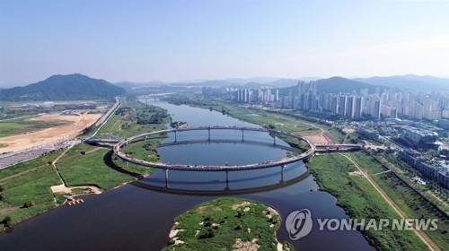 세종시 3생활권과 금강, 멀리 보이는 국회 예정부지 [연합뉴스 자료사진]