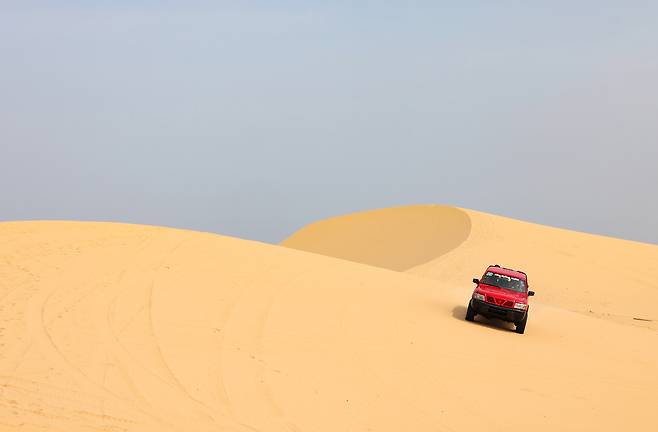 화이트 샌드 듄 달리는 지프차 [사진/임헌정 기자]