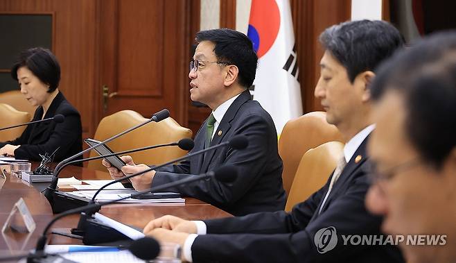 발언하는 최상목 부총리 (서울=연합뉴스) 최재구 기자 = 최상목 부총리 겸 기획재정부 장관이 1일 서울 종로구 정부서울청사에서 열린 경제관계장관회의 겸 산업경쟁력강화 관계 장관회의에서 발언하고 있다. 2025.5.1 jjaeck9@yna.co.kr