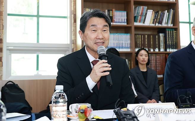 이주호 부총리 (서울=연합뉴스) 이주호 사회부총리 겸 교육부 장관이 31일 부산 금정구 부산대학교에서 열린 제73차 함께차담회에서 발언하고 있다. 2025.3.31 [교육부 제공. 재판매 및 DB 금지] photo@yna.co.kr