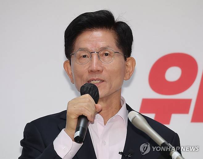 발언하는 김문수 후보 (서울=연합뉴스) 류영석 기자 = 국민의힘 김문수 제21대 대통령 선거 경선 후보가 30일 서울 여의도 대하빌딩 후보 캠프 사무실에서 정책 발표 기자회견을 하고 있다. 2025.4.30 ondol@yna.co.kr