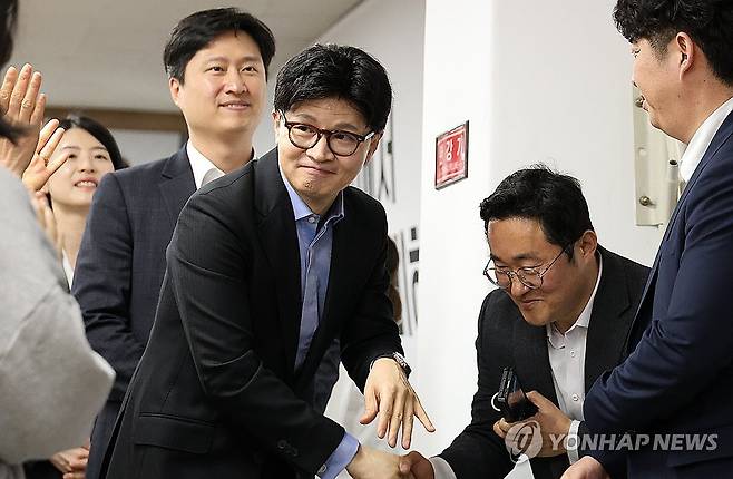 국민의힘 대전시당 찾은 한동훈 대선 경선 후보 (대전=연합뉴스) 강수환 기자 = 국민의힘 한동훈 대선 경선 후보가 28일 오전 국민의힘 대전시당을 찾아 당원 및 의원들과 인사 나누고 있다. 2025.4.28. swan@yna.co.kr