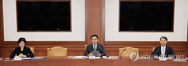 발언하는 최상목 부총리 (서울=연합뉴스) 최재구 기자 = 최상목 부총리 겸 기획재정부 장관이 1일 서울 종로구 정부서울청사에서 열린 경제관계장관회의 겸 산업경쟁력강화 관계 장관회의에서 발언하고 있다. 2025.5.1 jjaeck9@yna.co.kr