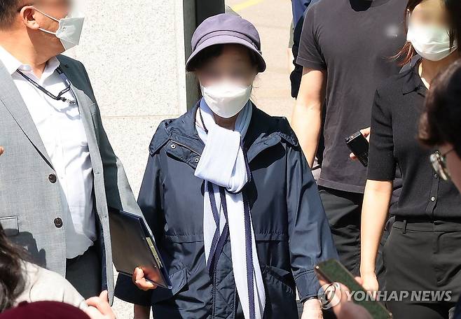 동부구치소서 가석방되는 윤석열 대통령 장모 (서울=연합뉴스) 서대연 기자 = 통장 잔고 증명서 위조 혐의 등으로 작년 7월 징역 1년을 선고받고 복역 중이던 윤석열 대통령의 장모 최은순 씨가 14일 오전 가석방 돼 서울동부구치소를 나서고 있다. 2024.5.14 [공동취재] dwise@yna.co.kr