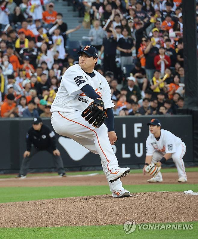 투구하는 류현진 (대전=연합뉴스) 이주형 기자 = 30일 대전한화생명볼파크에서 열린 2025 신한 SOL 뱅크 KBO리그 한화이글스와 LG 트윈스의 경기. 한화 선발투수 류현진이 투구하고 있다. 2025.4.30 coolee@yna.co.kr