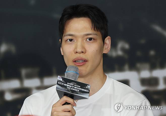 출사표 던지는 김선형 (서울=연합뉴스) 김성민 기자 = 서울 SK 나이츠 김선형이 1일 서울 강남구 KBL센터에서 열린 '2024-2025 KCC 프로농구 챔피언결정전 미디어데이'에서 출사표를 밝히고 있다. 2025.5.1 ksm7976@yna.co.kr