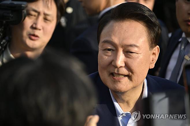 관저 나와 지지자들과 인사하는 윤 전 대통령 (서울=연합뉴스) 임화영 기자 = 윤석열 전 대통령이 11일 서울 용산구 한남동 관저에서 나와 서초동 사저로 향하기 전 지지자들과 인사하고 있다. 2025.4.11 [공동취재] hwayoung7@yna.co.kr