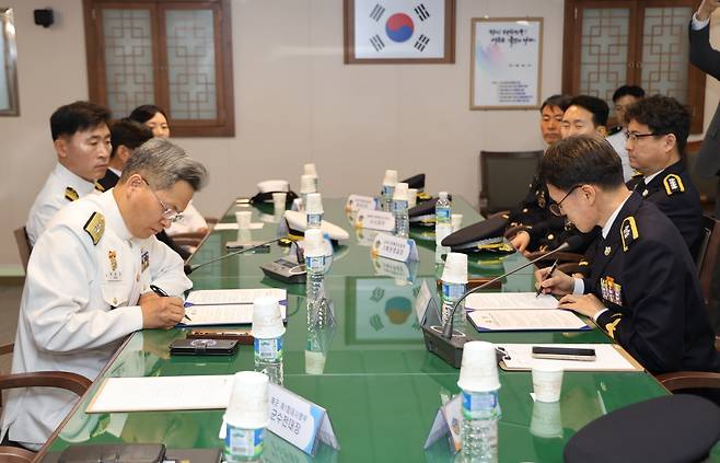 동해해경청-해군1함대, 스마트정비지원센터 추진 협약식 [동해지방해양경찰청 제공. 재판매 및 DB 금지]