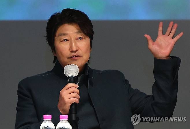 '어느 가족' 씨네토크, 인사말하는 배우 송강호 (서울=연합뉴스) 김도훈 기자 = 1일 서울 종로구 씨네큐브에서 열린 '어느 가족' 씨네토크에서 배우 송강호가 인사말을 하고 있다. 2025.5.1 superdoo82@yna.co.kr