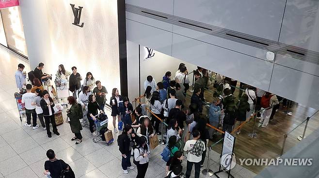 "명품매장 줄이 아닙니다" (영종도=연합뉴스) 김인철 기자 = 1일 인천국제공항 제1여객터미널 출국장 내 SK텔레콤 로밍센터에서 출국자들이 유심 교체를 위해 줄을 서고 있다. 2025.5.1 yatoya@yna.co.kr