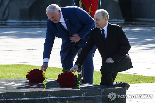 스탈린그라드 전투 희생자 추모하는 블라디미르 푸틴 러시아 대통령과 알렉산드르 루카셴코 벨라루스 대통령 [타스 연합뉴스 자료사진. 재판매 및 DB 금지]