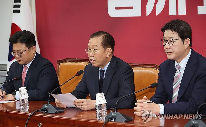 권영세 비상대책위원장, 파기환송 판결 관련 기자회견 (서울=연합뉴스) 박동주 기자 = 국민의힘 권영세 비상대책위원장(가운데)이 1일 서울 여의도 국회에서 공직선거법 위반 혐의로 기소된 더불어민주당 이재명 대선후보에게 무죄를 선고한 2심 판결이 대법원에서 유죄 취지로 파기 환송된 것과 관련해 기자회견을 하고 있다. 2025.5.1 pdj6635@yna.co.kr