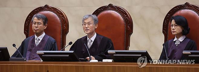 대법원, 민주당 이재명 후보 선거법 상고심 선고 (서울=연합뉴스) 조희대 대법원장을 비롯한 대법관들이 1일 서울 서초구 대법원에서 더불어민주당 이재명 대선 후보의 공직선거법 위반 사건 상고심 선고를 위해 참석해 있다. 2025.5.1 [사진공동취재단] photo@yna.co.kr