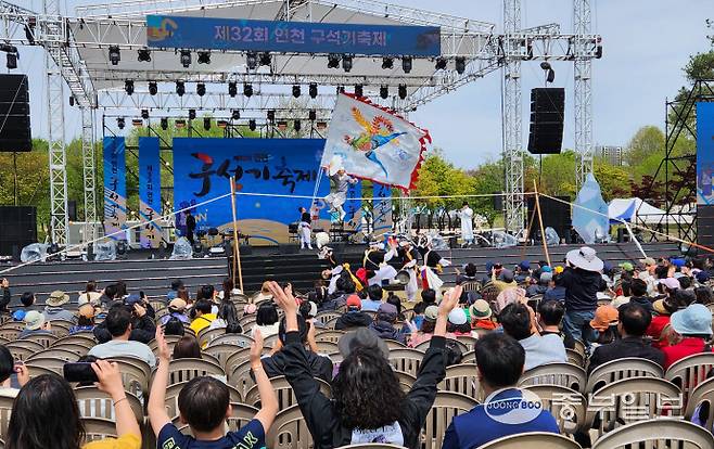 2일 시작된 연천 구석기 축제의 특설무대(주무대)에서 관광객들이 공연을 즐기고 있다. 이석중기자
