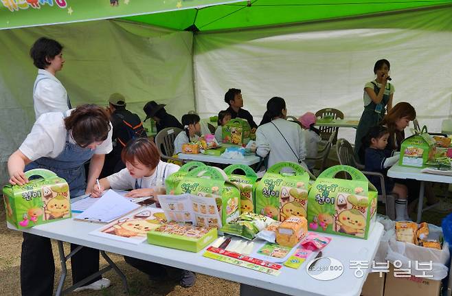 2일 연천 구석기 축제 '연이&천이 꼴라주' 체험부스에서 관광객들이 자녀들과 함께 관계자의 설명을 경청하고 있다. 이석중기자