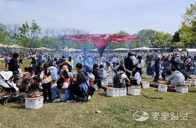 2일 연천 구석기 축제 '구석기 바비큐' 체험장에서 관광객들이 고기를 굽고 있다. 이석중기자