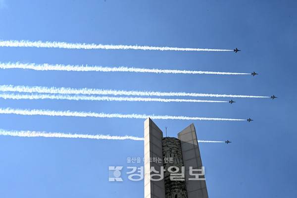 2일 울산대공원 현충탑에서 열린 울산 출신 고 김도현 중령 순국 19주기 추모식에서 대한민국 공군 블랙이글스의 추모비행이 펼쳐지고 있다. 고 김도현 중령은 블랙이글스의 멤버로 지난 2006년 5월 5일 어린이날 행사 비행중 순국했다. 김경우기자 woo@ksilbo.co.kr