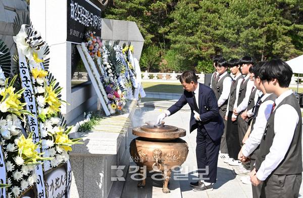 2일 울산대공원 현충탑에서 열린 울산 출신 고 김도현 중령 순국 19주기 추모식에서 참석자들이 분향을 하고 있다. 김경우기자 woo@ksilbo.co.kr