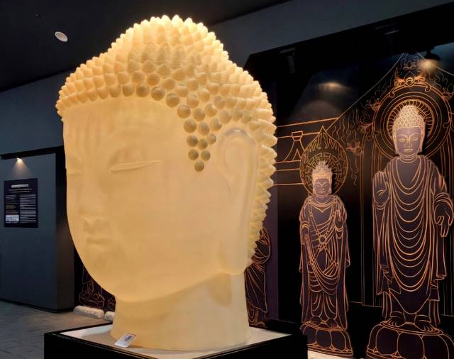 황룡사 역사문학관에 전시된 장육존상 머리 모형. 전체 높이 4.5-5m 사이의 실제 크기를 가늠해 머리 부분만 제작됐다.