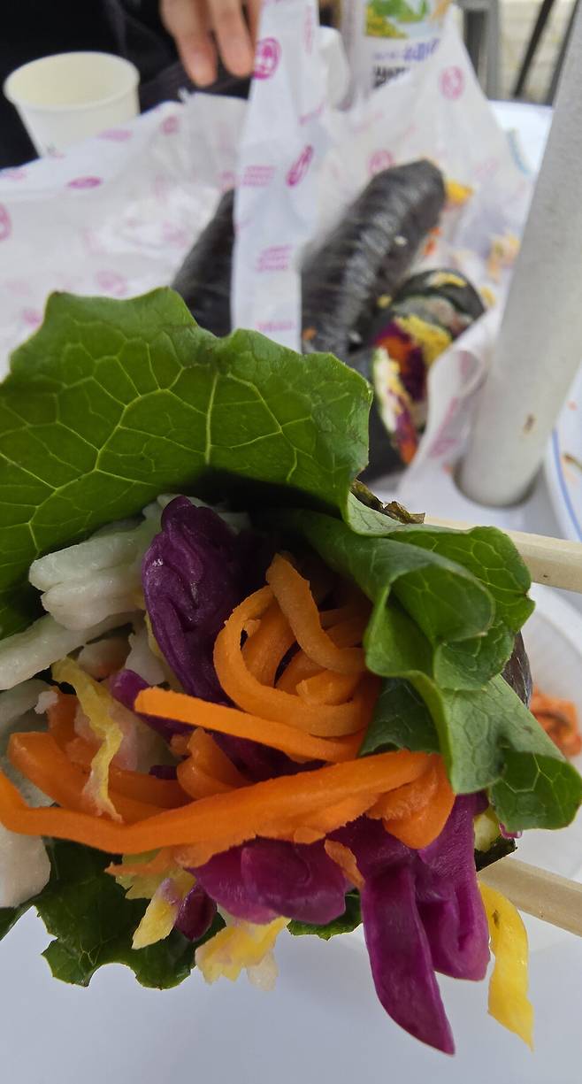 신안군 자은도 피아노섬에서 열린 '2025 피아노섬 축제' 부대행사로 김밥페스타도 열렸다. 자은도에서 재배된 각종 식재료로 만든 김밥. 신안군 1004섬은 반월도와 박지도를 연결한 퍼플섬(라벤터, 버들 마평초, 아스타 등 사계절 보라색섬) 컬러마케팅에도 공을 들이고 있다. 섬에 색을 입히는 지역마케팅이다. 섬마을 밥상 부스에서 만든 김밥에도 보라색 컬러마케팅을 입혔다. ⓒ제주의소리 김봉현 선임기자